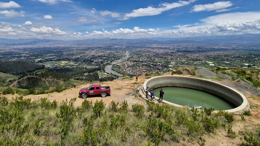 Ein Wasserbecken für die Bewässerung von landwirtschaftlichen Flächen in Bolivien