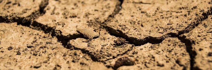 Dürrer karger Boden ohne Pflanzen