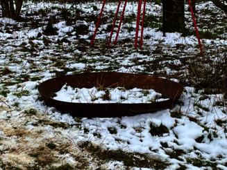 Eisenkreis, der auf Gefäß kommt, liegt im Schnee