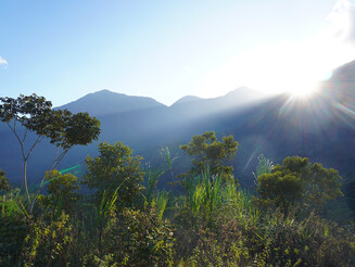 Sonnenlicht fällt auf die Bergkette der Sierra Nevada de Santa Marta in Kolumbien.