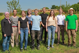 Das Team von Naturefund auf einem DAF-Feld