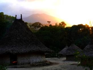 Zeremonienhaus des indigenen Volks der Kogi im Dorf Aviaka im Küstengebirge von Kolumbien
