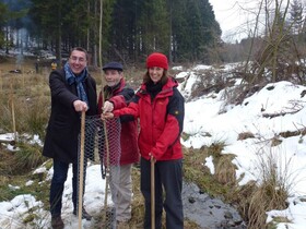 Von Links: Giovanni Sepia (EURid), Winfried Sander (BUND Ahrweiler) und Katja Wiese (Naturefund) - und eine junge Esche. Von Links: Giovanni Sepia (EURid), Winfried Sander (BUND Ahrweiler) und Katja Wiese (Naturefund) - und eine junge Esche.